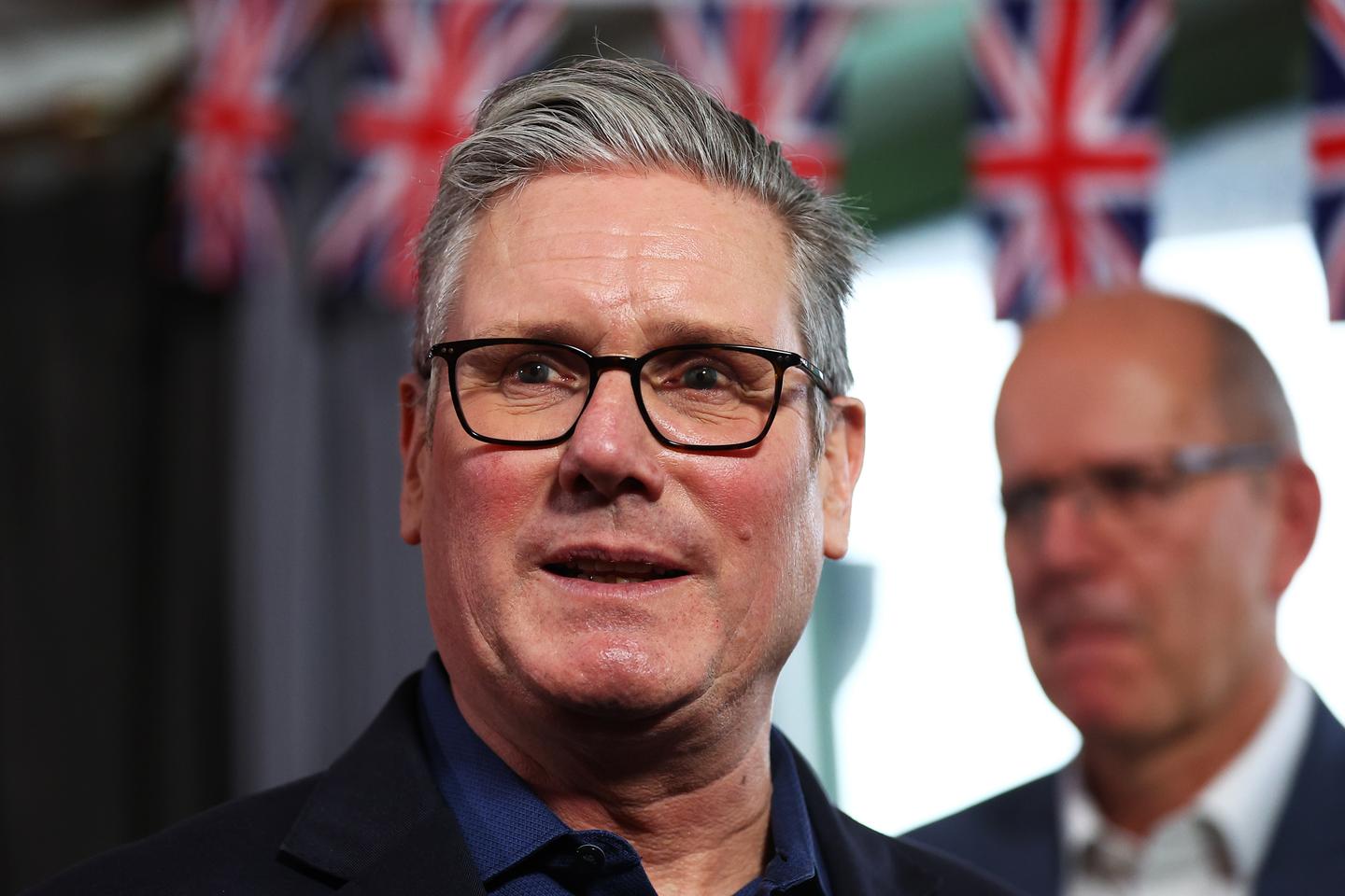 Starmer Apologizes to Epstein Victims Over Deep Ties of Former Ambassador Mandelson